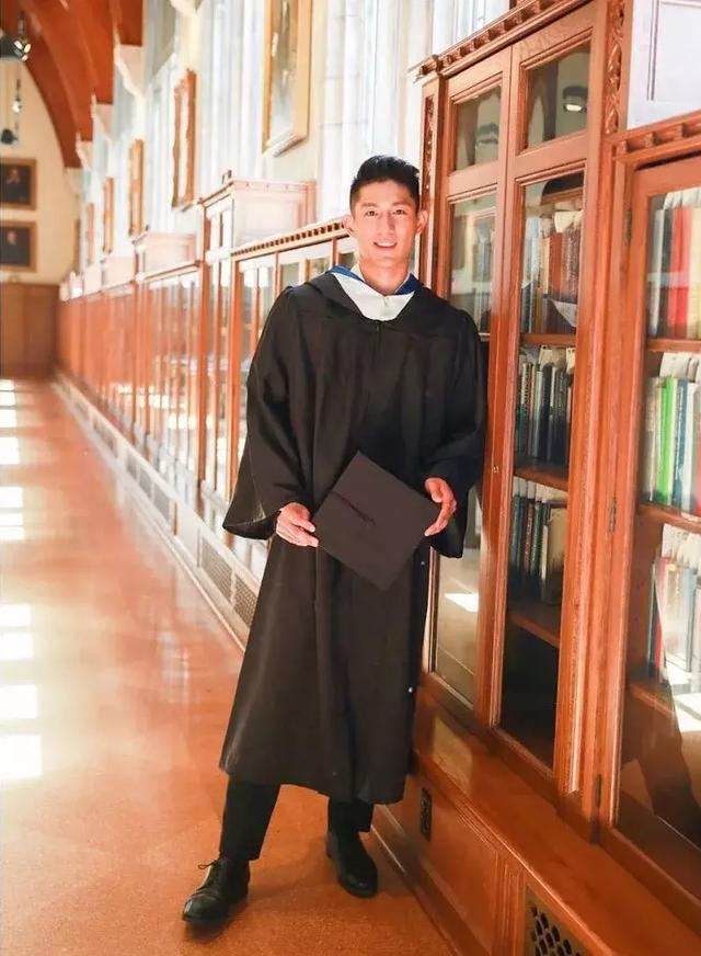 名校毕业的新加坡男模,完美侧脸让人小鹿乱撞!