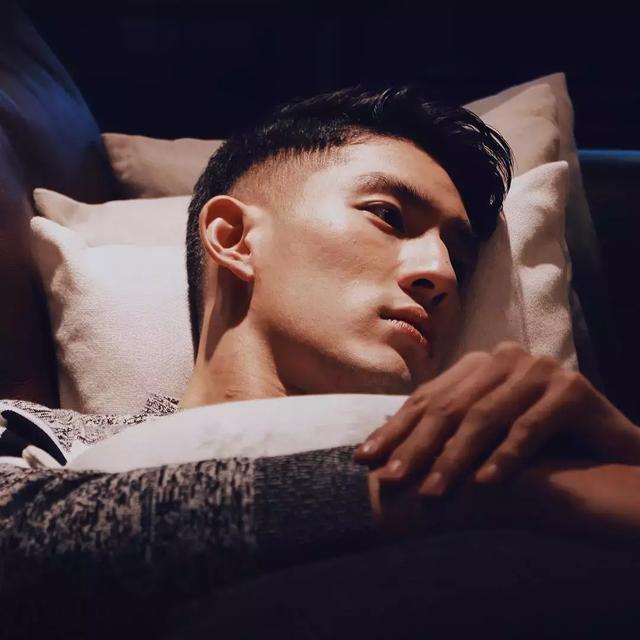 名校毕业的新加坡男模,完美侧脸让人小鹿乱撞!