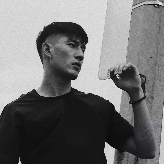 名校毕业的新加坡男模,完美侧脸让人小鹿乱撞!