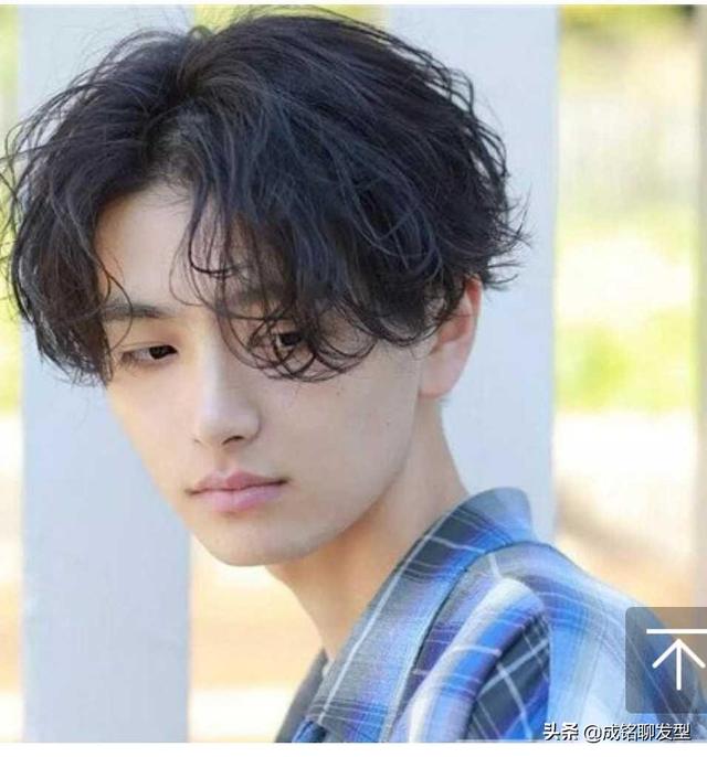 男生必读:头发硬且两边容易翘起来的男生适合留什么发型?