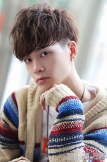 男生必读:头发硬且两边容易翘起来的男生适合留什么发型?