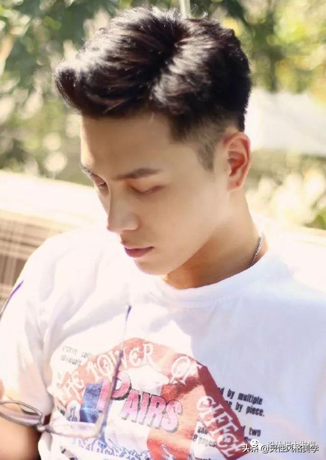 对于男生们来说,拥有一款合适且帅气的发型是很加分的事!