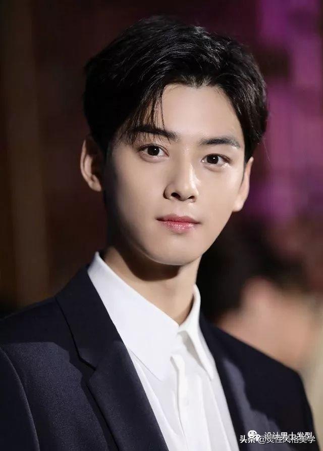 对于男生们来说,拥有一款合适且帅气的发型是很加分的事!