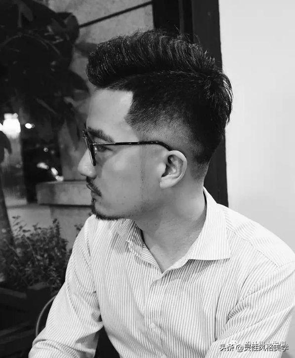 对于男生们来说,拥有一款合适且帅气的发型是很加分的事!