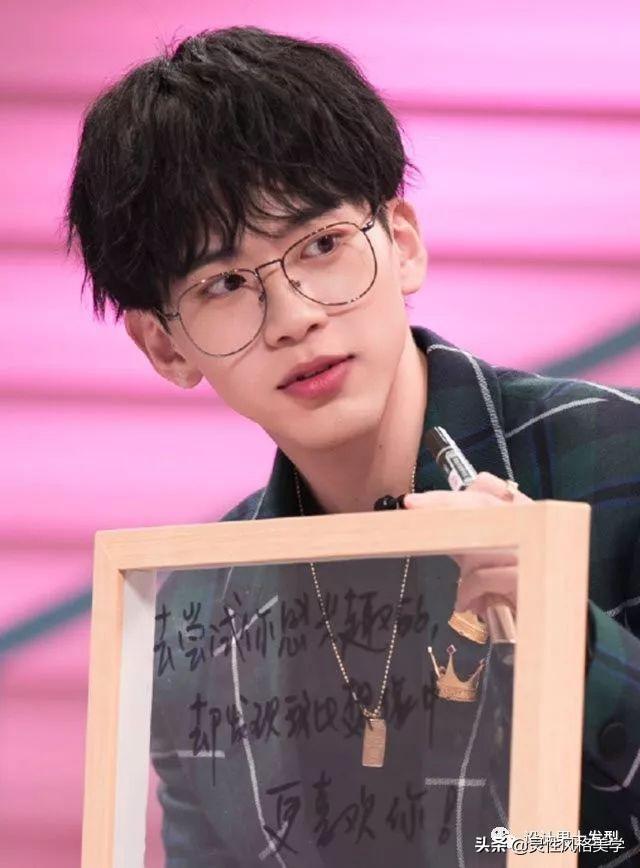 对于男生们来说,拥有一款合适且帅气的发型是很加分的事!