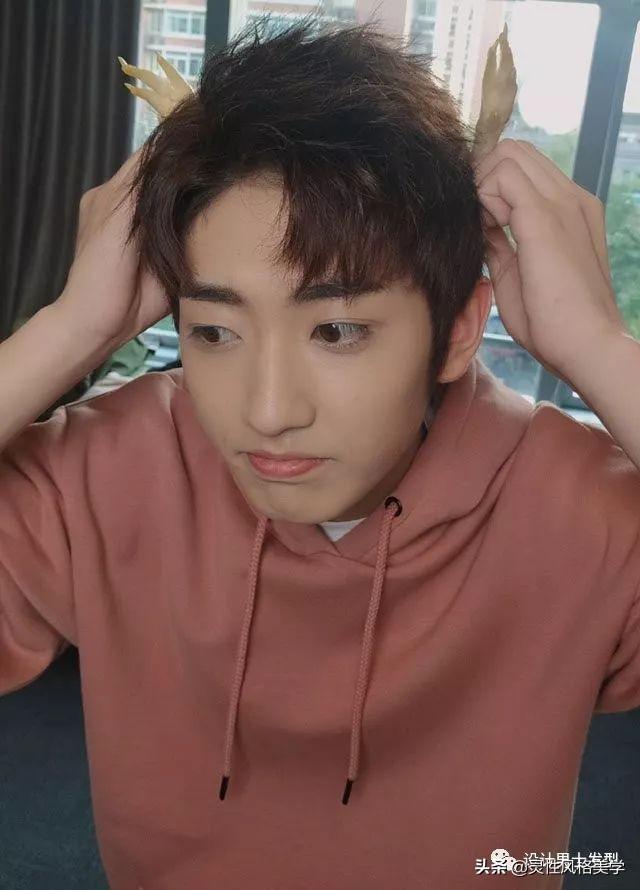 对于男生们来说,拥有一款合适且帅气的发型是很加分的事!