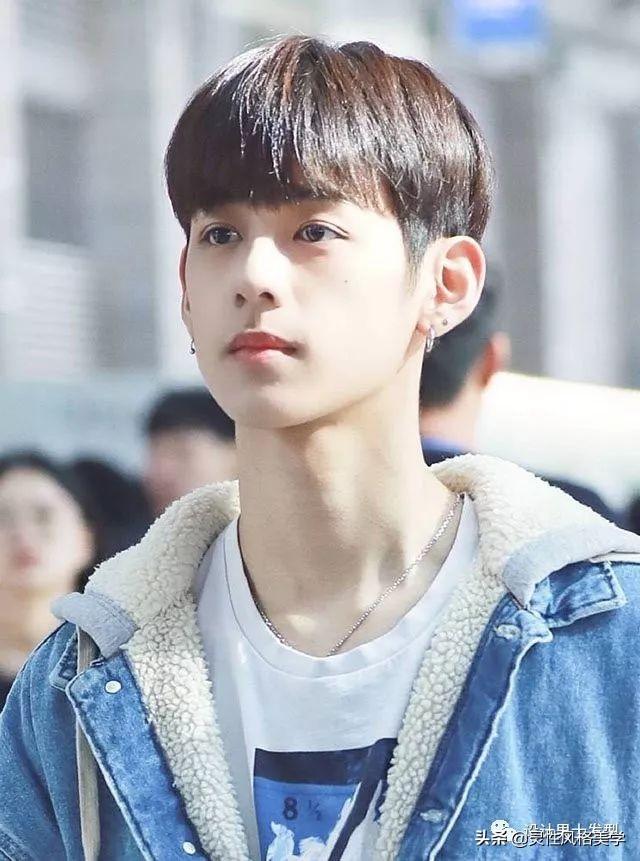 对于男生们来说,拥有一款合适且帅气的发型是很加分的事!