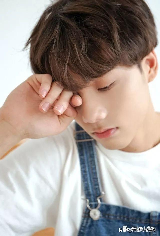 对于男生们来说,拥有一款合适且帅气的发型是很加分的事!