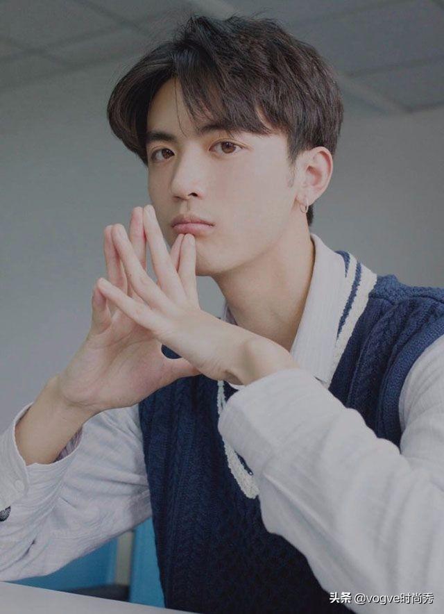 都奔二了,你去理发店还在说“两边剪短”?19年男士发型指南