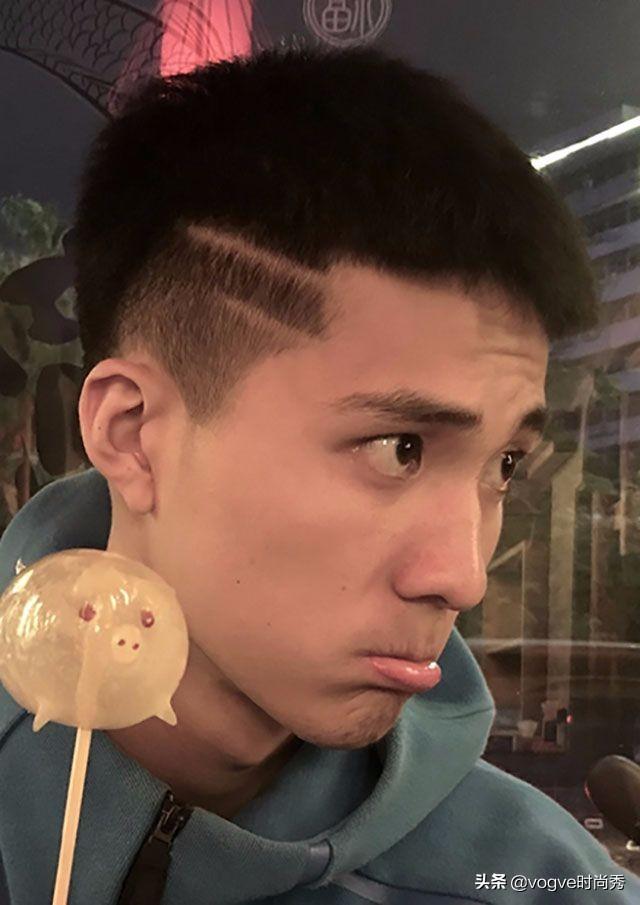 都奔二了,你去理发店还在说“两边剪短”?19年男士发型指南