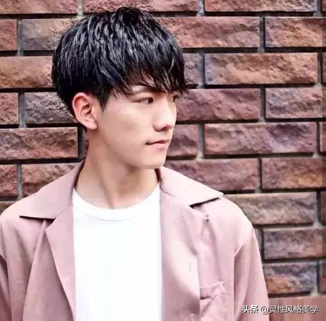 冬季的男生发型是这样的,温暖的帅气,一样阳光有男人味!