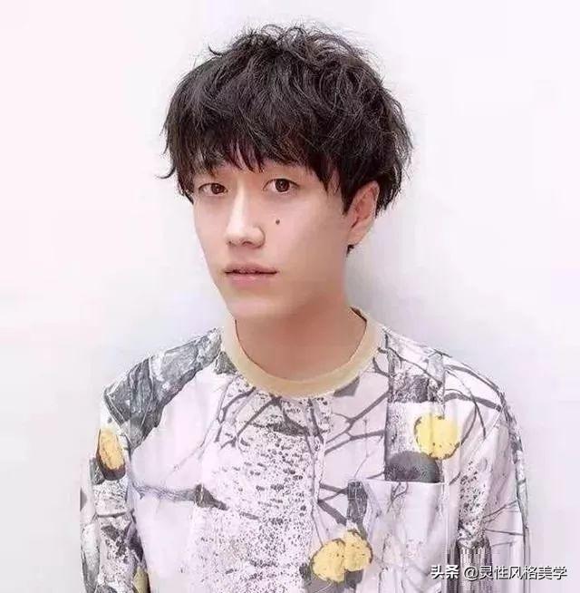 冬季的男生发型是这样的,温暖的帅气,一样阳光有男人味!