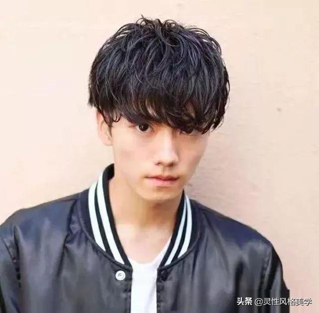 冬季的男生发型是这样的,温暖的帅气,一样阳光有男人味!