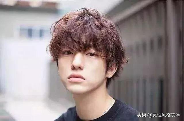 冬季的男生发型是这样的,温暖的帅气,一样阳光有男人味!