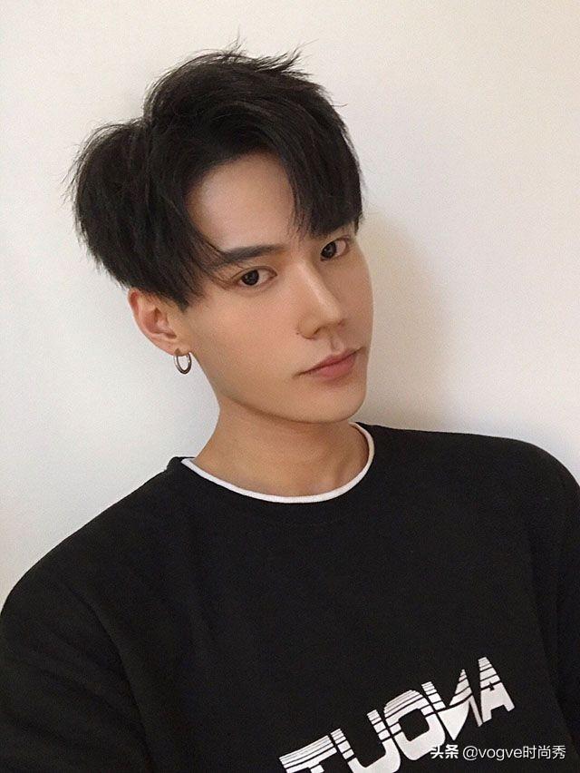 你还在跟理发师讲“两边剪短”?2019年备受男生欢迎的发型