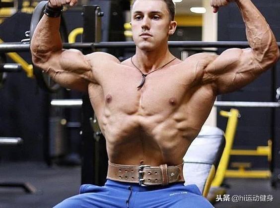 21岁小伙子健身后拥有巨臂,他还有个特殊的凹腹技能