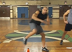 21岁小伙子健身后拥有巨臂,他还有个特殊的凹腹技能