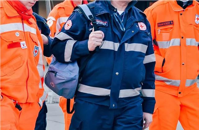 19年“珊瑚橙”刷屏,用在搭配上也超帅!