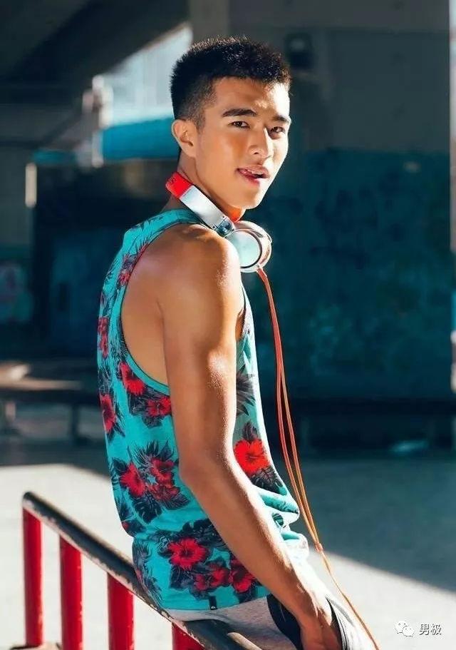 这个寒冬,与这个运动小帅相伴就不会冷!