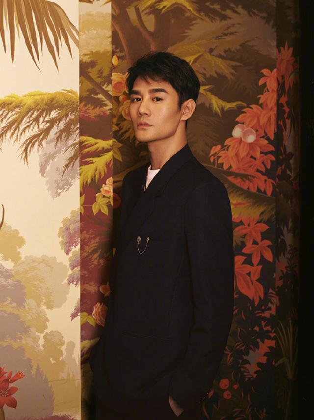 王凯厉害了,全新杂志造型上线,穿西装居然也能有年味?