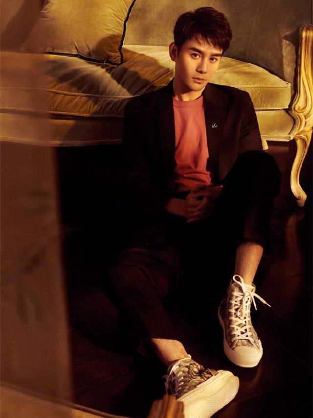 王凯厉害了,全新杂志造型上线,穿西装居然也能有年味?