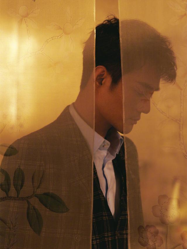 王凯厉害了,全新杂志造型上线,穿西装居然也能有年味?