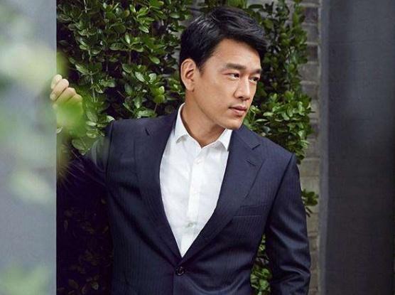 他天生长了一张有钱人的脸,也因此演不了穷人,典型的总裁专业户