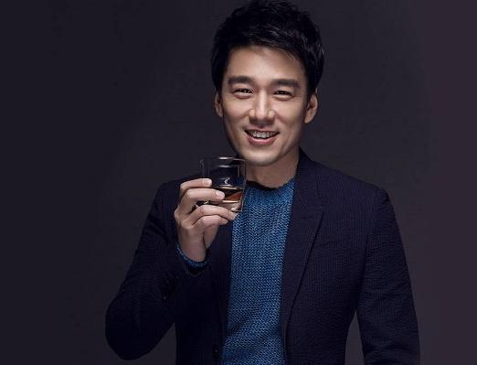 他天生长了一张有钱人的脸,也因此演不了穷人,典型的总裁专业户