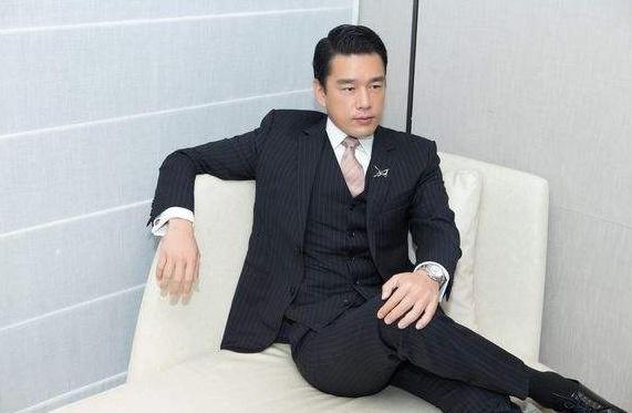 他天生长了一张有钱人的脸,也因此演不了穷人,典型的总裁专业户