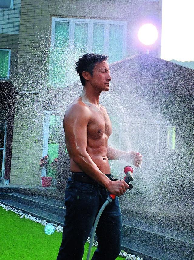 方力申和Stephy分手5个月,化悲愤为力量,变身肌肉男