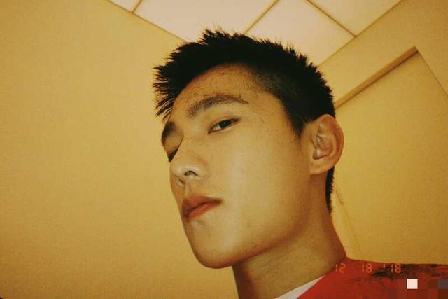 杨洋晒搞怪自拍,肱二头肌快和脸一样宽了,再健身就是金刚芭比