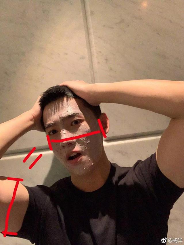 杨洋晒搞怪自拍,肱二头肌快和脸一样宽了,再健身就是金刚芭比