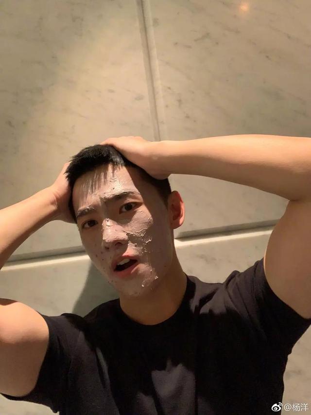 杨洋晒搞怪自拍,肱二头肌快和脸一样宽了,再健身就是金刚芭比