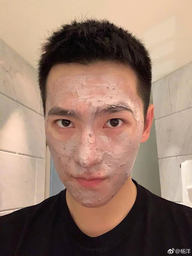 杨洋晒搞怪自拍,肱二头肌快和脸一样宽了,再健身就是金刚芭比