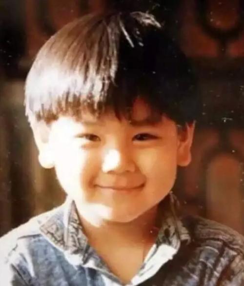 男神彭于晏的素颜是这样?网友直呼:不可能!还我真的彭于晏!