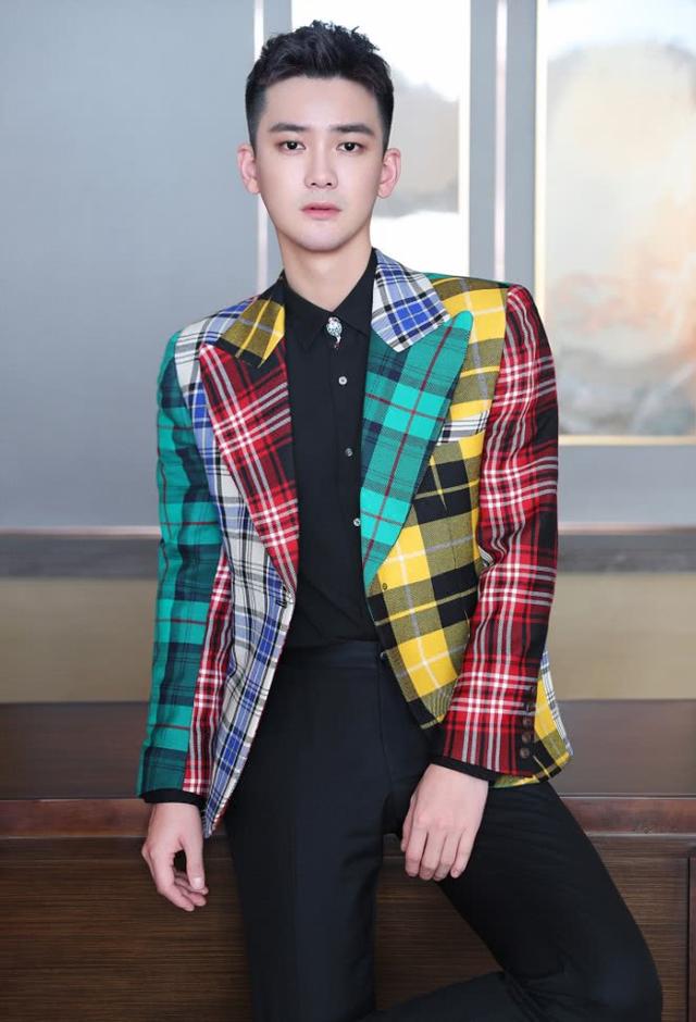 长得帅的人就是任性,熊梓淇穿成“调色盘”,也依旧魅力无限!