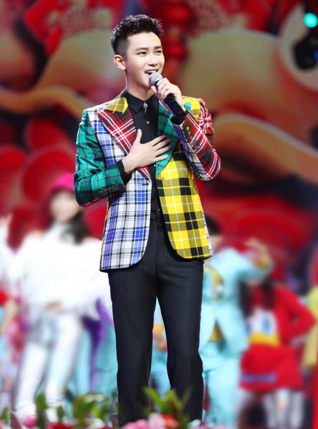 长得帅的人就是任性,熊梓淇穿成“调色盘”,也依旧魅力无限!