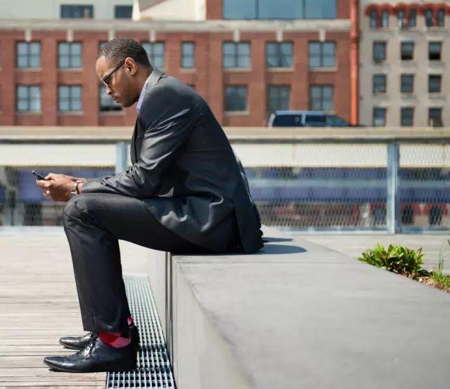 你的西裤磨“亮”了吗?该再补一条了!