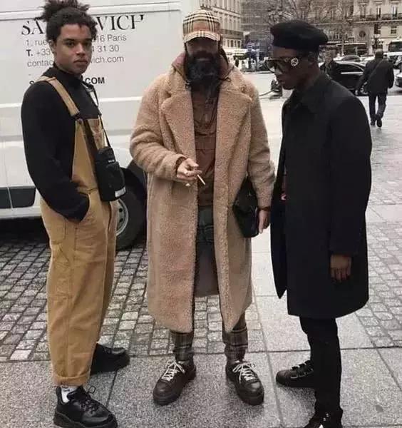 别再讨厌这个颜色了!它真的可以百搭所有单品!