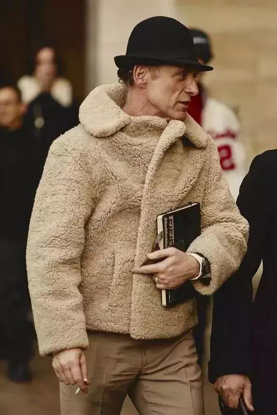 别再讨厌这个颜色了!它真的可以百搭所有单品!