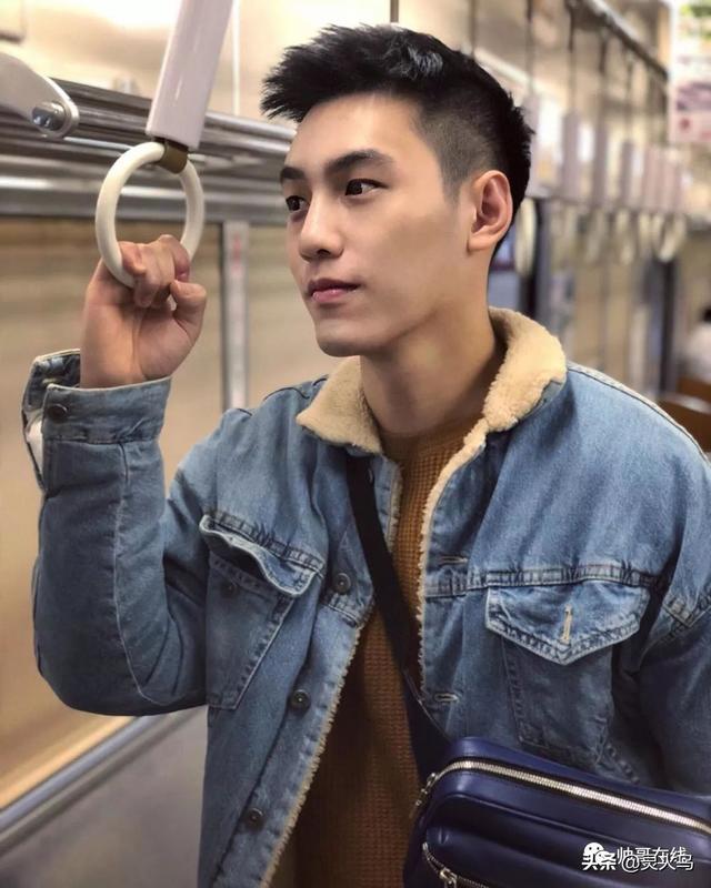 地铁小哥神似“钟汉良”!人畜无害的小肌肉男模清新又舒服!
