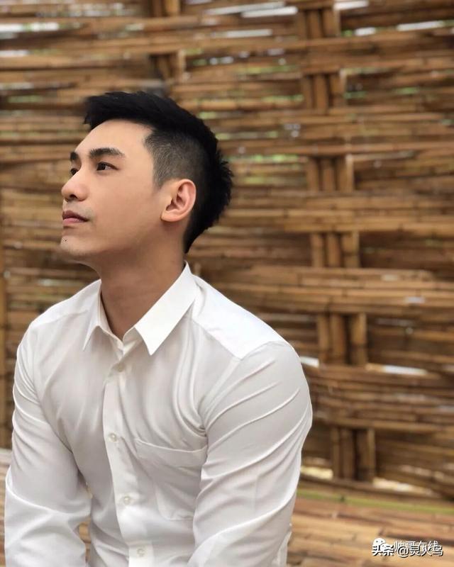 地铁小哥神似“钟汉良”!人畜无害的小肌肉男模清新又舒服!