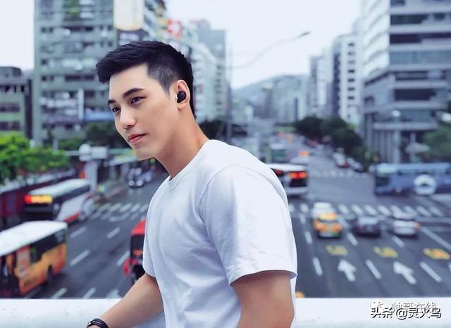 地铁小哥神似“钟汉良”!人畜无害的小肌肉男模清新又舒服!