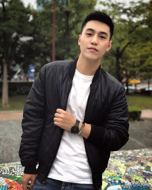 地铁小哥神似“钟汉良”!人畜无害的小肌肉男模清新又舒服!