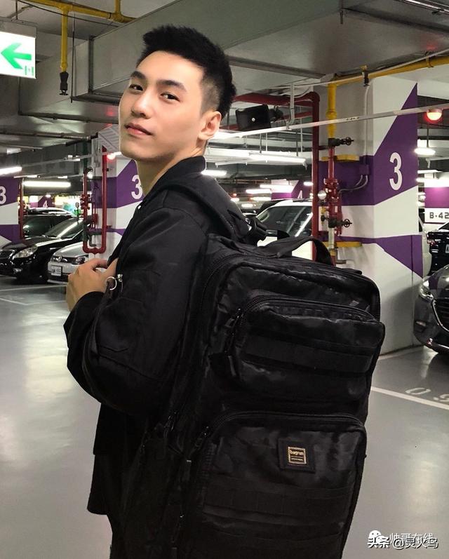 地铁小哥神似“钟汉良”!人畜无害的小肌肉男模清新又舒服!