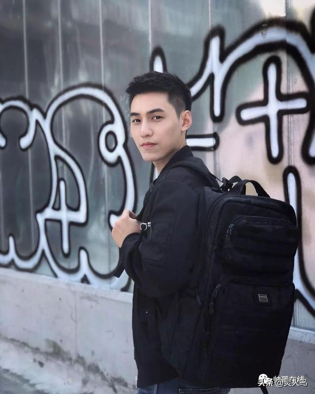 地铁小哥神似“钟汉良”!人畜无害的小肌肉男模清新又舒服!