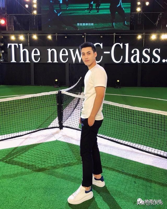 地铁小哥神似“钟汉良”!人畜无害的小肌肉男模清新又舒服!