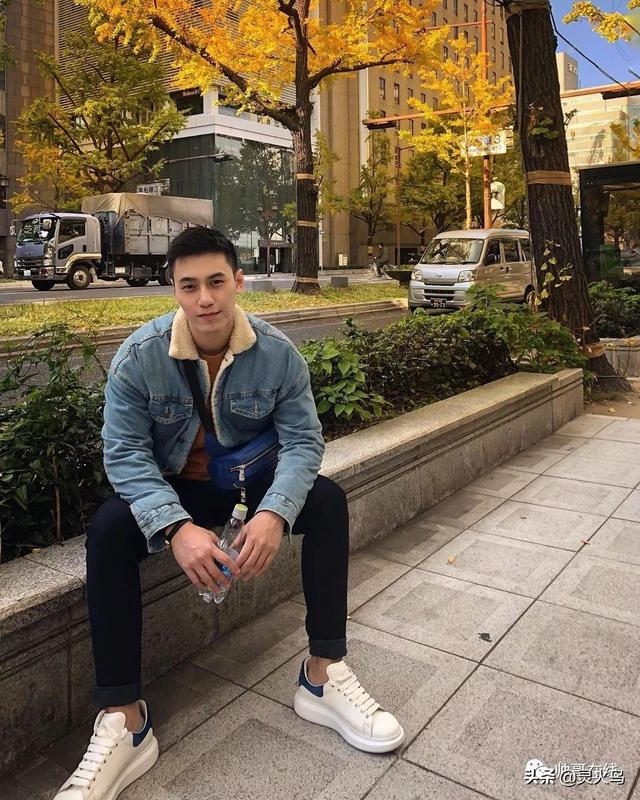 地铁小哥神似“钟汉良”!人畜无害的小肌肉男模清新又舒服!