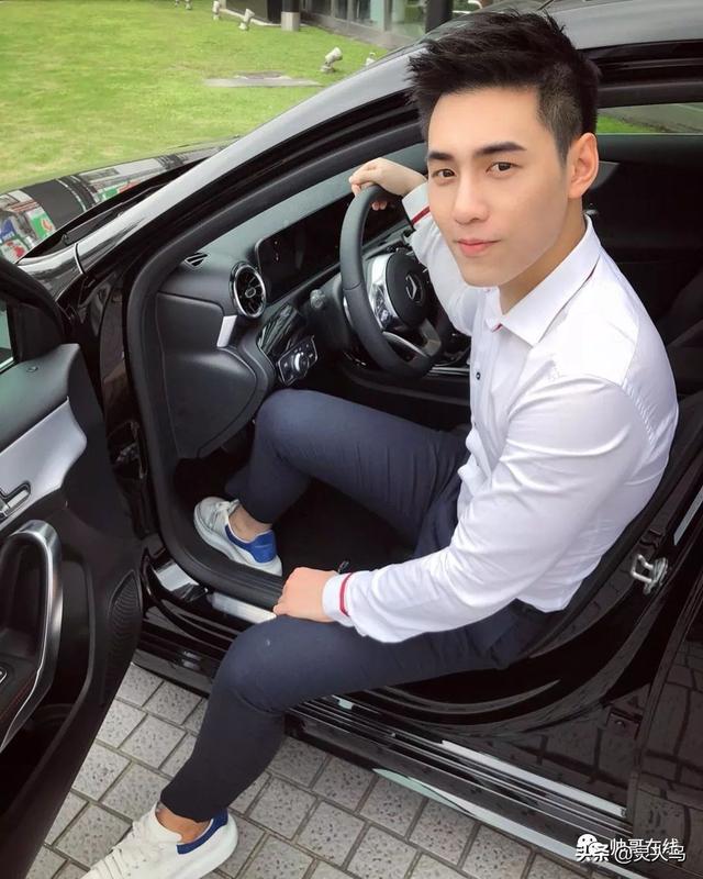 地铁小哥神似“钟汉良”!人畜无害的小肌肉男模清新又舒服!