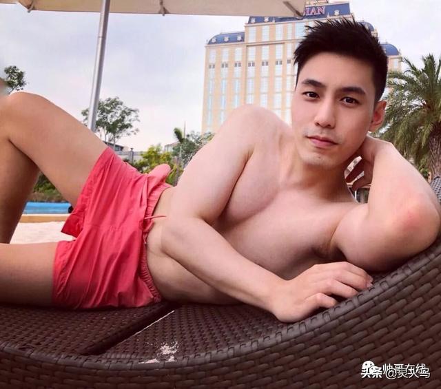 地铁小哥神似“钟汉良”!人畜无害的小肌肉男模清新又舒服!